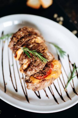 Erimiş peynirli ve otlu domuz rostosu.