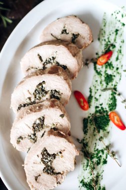 Bitkilerle doldurulmuş baharatlı domuz eti.