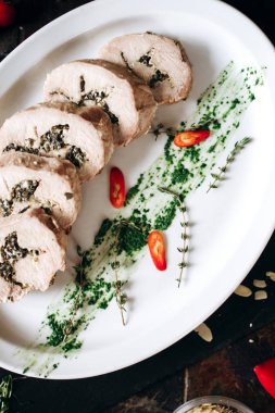 Bitkilerle doldurulmuş baharatlı domuz eti.