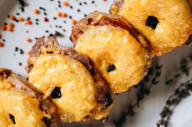 Ananas halkaları ve peynirli dilimlenmiş domuz eti.