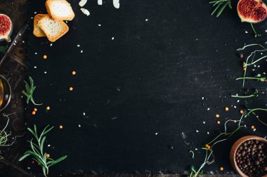 Ekmek, incir ve baharatlı karatahta, kopyalama alanı.