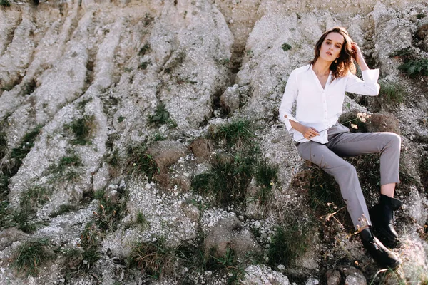 Woman Posing Outdoors Sitting Rocks — 图库照片