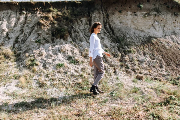 Mujer Camisa Blanca Pantalones Walkig Cerca Colina — Foto de Stock