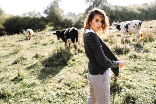 Mujer Con Estilo Prado Con Vacas Pastando Fondo — Foto de Stock