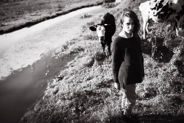 Mujer Pie Prado Con Vacas Blanco Negro — Foto de Stock