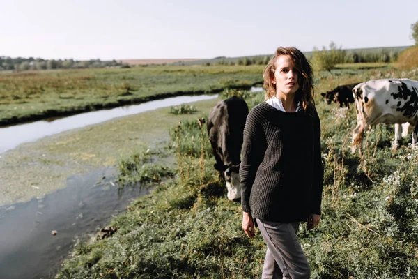 Mujer Joven Suéter Punto Posando Campo Con Vacas — Foto de Stock