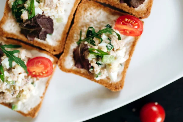 Vista Próxima Torradas Com Salada Peixe Ervas Tomates — Fotografia de Stock