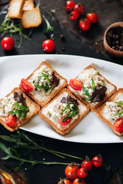 Toasts Fish Salad Herbs Tomatoes — ストック写真