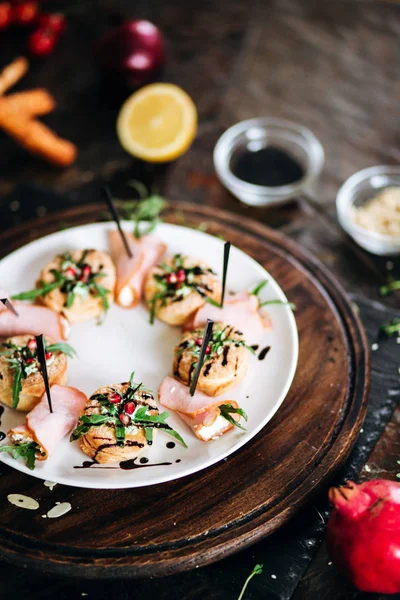 Stilvolles Fingerfood Blätterteig Mit Beeren Und Rucola Gewickelter Schinken Mit — Stockfoto