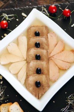 Tavuklu jöle ve dilimlenmiş sığır dili.