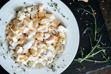 Tavuk, mısır, peynir ve mantarlı salata..