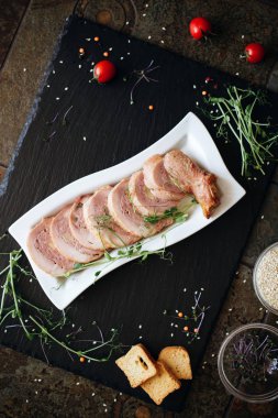 Otlarla servis edilen dilimlenmiş tavuk dürümü.