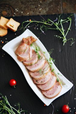 Bitkilerle servis edilen ev yapımı tavuk dürümü.