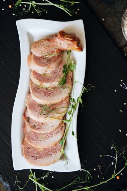 Bitkilerle servis edilen ev yapımı tavuk dürümü.