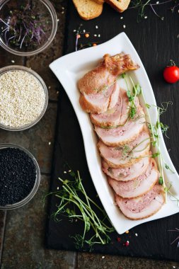 Bitkilerle servis edilen ev yapımı tavuk dürümü.