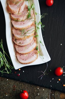 Bitkilerle servis edilen ev yapımı tavuk dürümü.