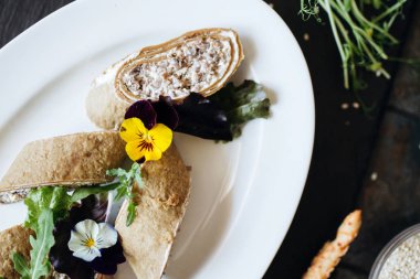 Peynir ve cevizle doldurulmuş krep rulosu.