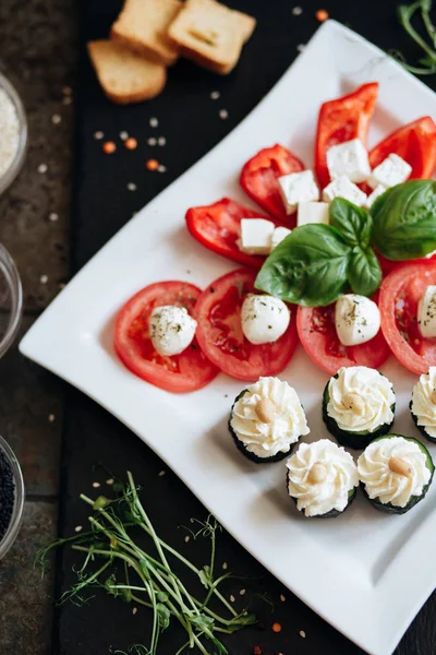 Vorspeise Mit Paprika Scheiben Tomaten Zucchini Serviert Mit Basilikumblättern Und — Stockfoto