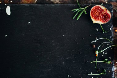 Tahtada biberiyeli incir