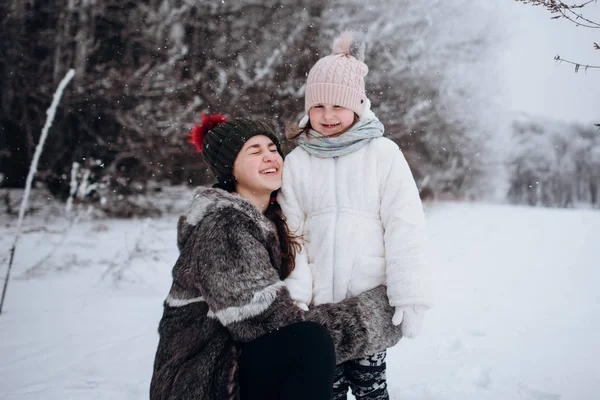 Two Girls Posing Winter Nature — Stock Photo, Image