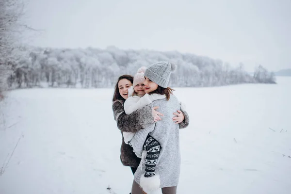 Femme Avec Des Filles Amusant Dans Parc Hiver Femme Tenant — Photo