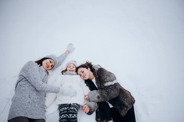 Matka Córkami Leżącymi Śniegu — Zdjęcie stockowe