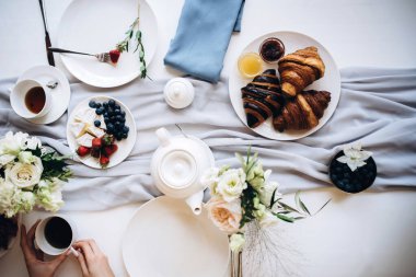 Doğada meyve, çay ve kruvasanla düğün kahvaltısı. Düğün buketi