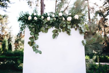 Ormandaki yazınız için çiçek tahtasıyla süslenmiş düğün.