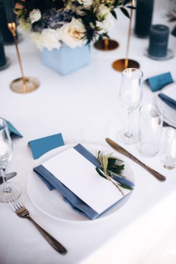 Güzel bir düğün masası süsü ve mavi renkli mumlar.