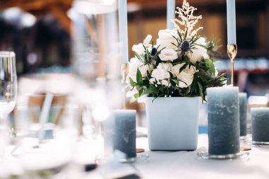 Güzel bir düğün masası süsü ve mavi renkli mumlar.