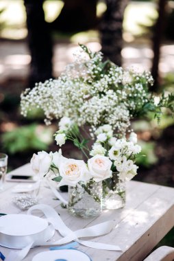 Çiçeklerin düğün süslemesi ve çiçekçilik hazırlığı