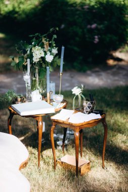 Düğün dekorasyonu köy tarzı. Hediye kartları ve albümüyle düğün dekoru