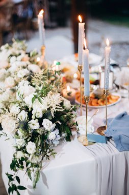 Arı düğünü masa dekorasyonu ve mavi bir dekor.