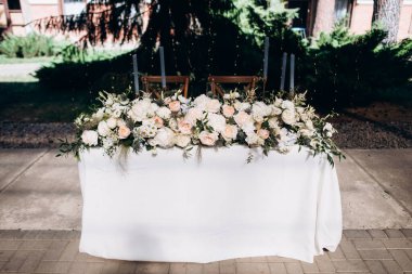 Arı düğünü masa dekorasyonu ve mavi bir dekor.