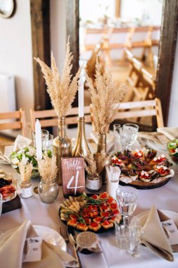 Güzel düğün masası dekorasyonu ve boho ya da rustik tarzda dekorasyonu