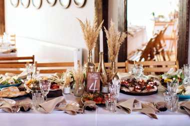 Güzel düğün masası dekorasyonu ve boho ya da rustik tarzda dekorasyonu