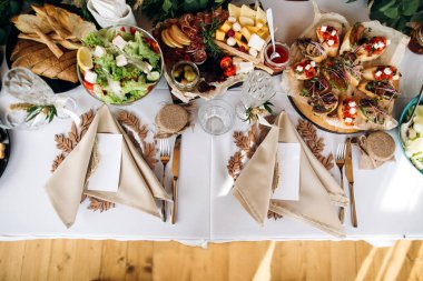 Güzel düğün masası dekorasyonu ve boho ya da rustik tarzda dekorasyonu