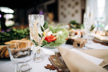 Güzel düğün masası dekorasyonu ve boho ya da rustik tarzda dekorasyonu