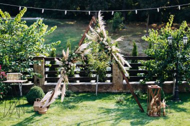 Düğün dekorasyonu köy tarzı. Çiçek dekoru seremonisi. Boho tarzı.