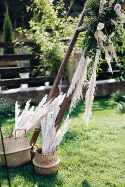 Düğün dekorasyonu köy tarzı. Çiçek dekoru seremonisi. Boho tarzı.