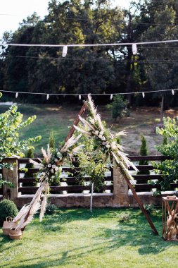 Düğün dekorasyonu köy tarzı. Çiçek dekoru seremonisi. Boho tarzı.