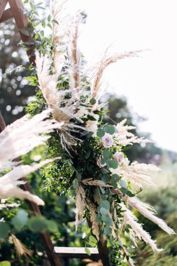 Düğün dekorasyonu köy tarzı. Çiçek dekoru seremonisi. Boho tarzı.