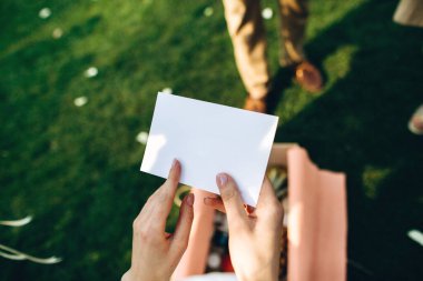 Bir kızın ellerinde hediyeler var. Gelin. Tatil için tebrikler.