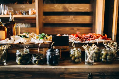 Peynir ve domatesli et ve peynir barı.