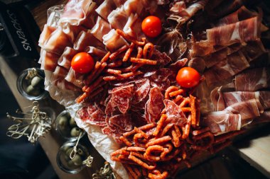 Peynir ve domatesli et ve peynir barı.