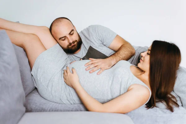 Schwangerschaft Junges Paar Wartet Auf Baby Wunderbare Werdende Eltern Kuscheln — Stockfoto