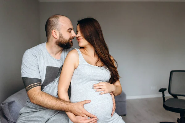 Gravidanza Giovane Coppia Attesa Bambino Meravigliosi Genitori Attesa Coccole Nel — Foto Stock