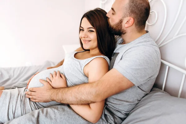 Gravidanza Giovane Coppia Attesa Bambino Meravigliosi Genitori Attesa Coccole Nel — Foto Stock