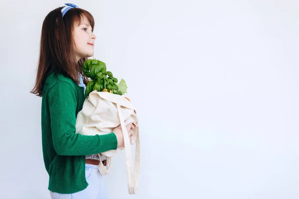 Маленька Дівчинка Тримає Текстильну Продуктову Сумку Овочами Концепція Нульових Відходів Стокове Фото