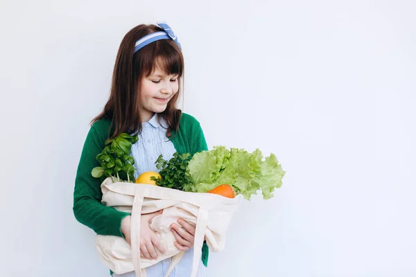 Маленька Дівчинка Тримає Текстильну Продуктову Сумку Овочами Концепція Нульових Відходів Ліцензійні Стокові Зображення